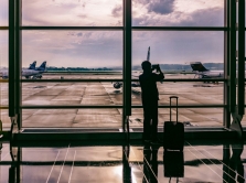 inostrannye-turisty-poluchayut-besplatnye-sim-karty-v-aeroportah-kazahstana