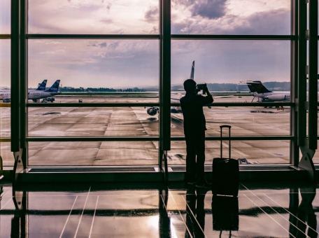 inostrannye-turisty-poluchayut-besplatnye-sim-karty-v-aeroportah-kazahstana