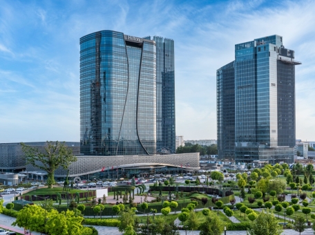 v-tashkente-poyavitsya-novoe-prostranstvo-dlya-otdyha-otkrytyy-basseyn-spa-zona-i-terrasa-ot-hilton-tashkent-city