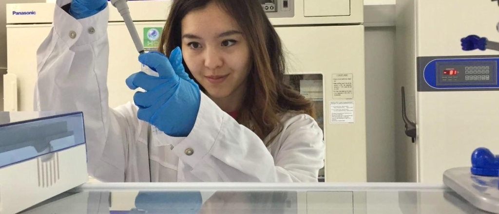anel-turgambaeva-o-tom-kak-interes-k-medicine-vyros-v-nauchnuyu-kar-eru-v-oblasti-kletochnoy-i-molekulyarnoy-biologii