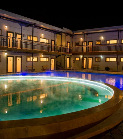 Тесікпен толтырылған тесік Сиськи тартылды