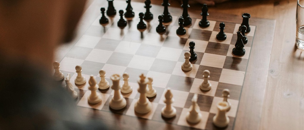 uzbekistanec-nodirbek-abdusattorov-vyshel-v-lidery-turnira-tata-steel-chess-2026