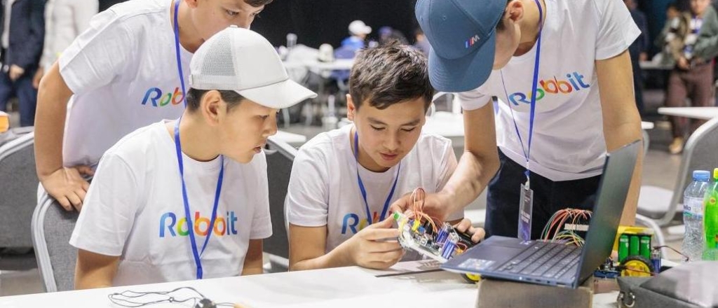 central-asian-university-ob-edinil-global-noe-tehnologicheskoe-soobschestvo-na-cau-tech-summit-2026