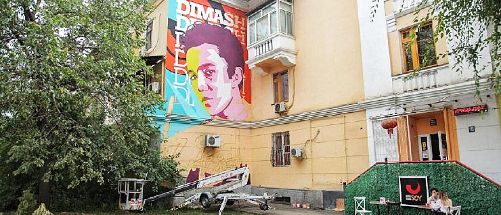 mural-s-dimashem-kudaybergenom-poyavilsya-v-centre-almaty