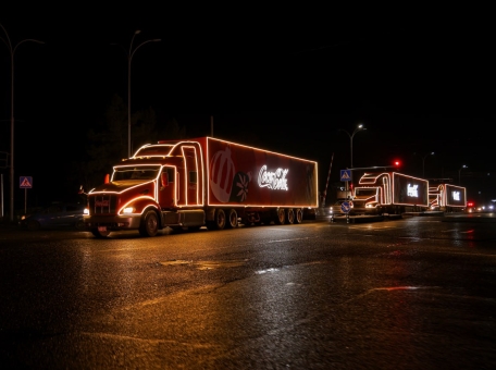 kul-tovyy-novogodniy-karavan-coca-cola-otpravlyaetsya-v-puteshestvie-po-gorodam-uzbekistana