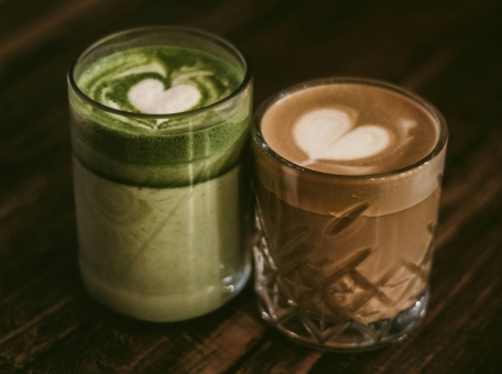 gid-po-matche-v-astane-11-mest-s-raznym-podhodom-ot-yaponskogo-udzhi-do-klubnichnogo-latte