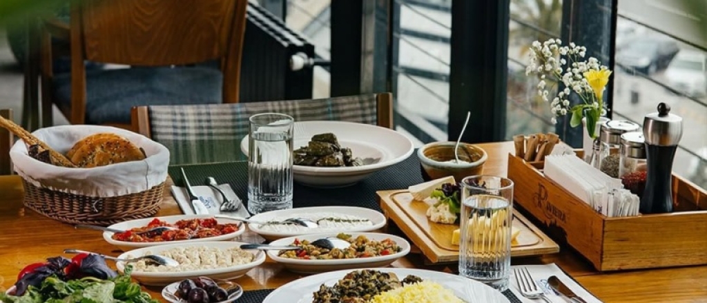 restorany-s-otkrytymi-terrasami-v-baku-gde-provesti-ideal-nyy-vecher