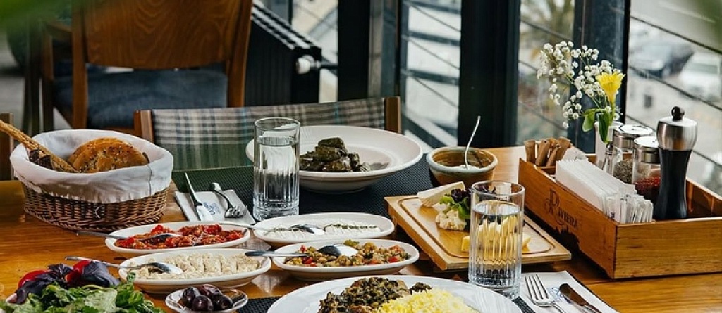 Рестораны с открытыми террасами в Баку: где провести идеальный вечер