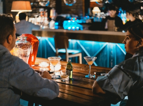 kuda-poyti-s-kollegami-posle-raboty-v-tashkente-bary-restorany-karaoke-i-aktivnosti