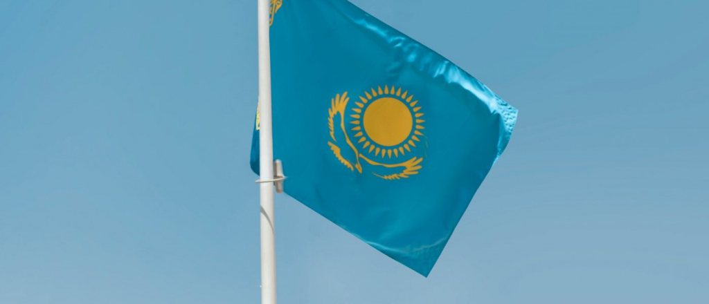 samyy-bol-shoy-flag-kazahstana-razvernuli-v-finlyandii