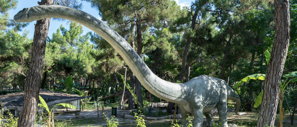 v-astane-poyavilsya-park-s-50-animirovannymi-dinozavrami-dinoworld-grafik-raboty-i-stoimost