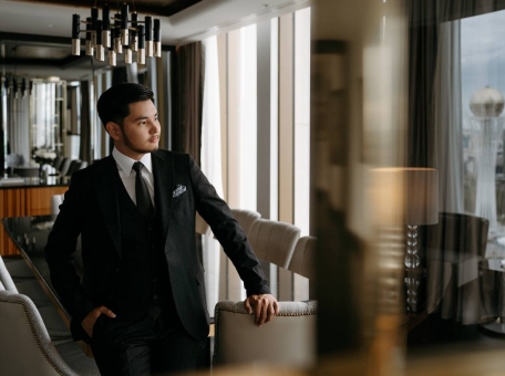 madiyar-duspulov-ob-uchebe-v-central-no-evropeyskom-universitete-stipendii-i-nochnyh-smenah-v-the-ritz-carlton