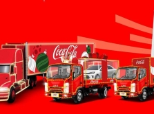 coca-cola-zapuskaet-obnovlennyy-novogodniy-karavan-s-cifrovym-santoy-i-prazdnichnymi-aktivaciyami