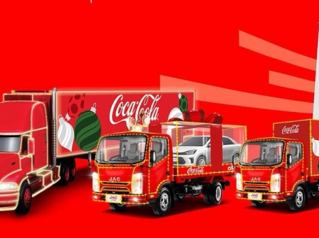 coca-cola-zapuskaet-obnovlennyy-novogodniy-karavan-s-cifrovym-santoy-i-prazdnichnymi-aktivaciyami