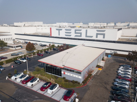 tesla-otkryla-zavod-v-berline