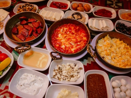 bakinskiy-zavtrak-osobennosti-mestnyh-tradiciy-i-luchshie-zavedeniya