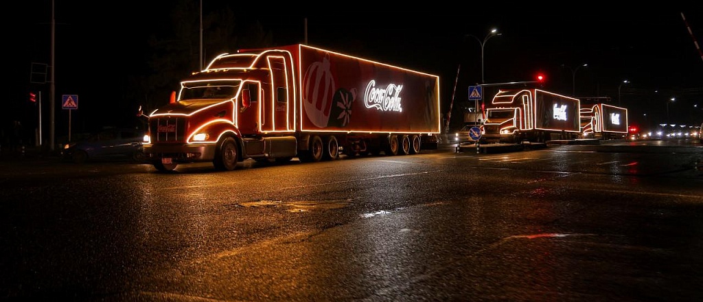 kul-tovyy-novogodniy-karavan-coca-cola-otpravlyaetsya-v-puteshestvie-po-gorodam-uzbekistana