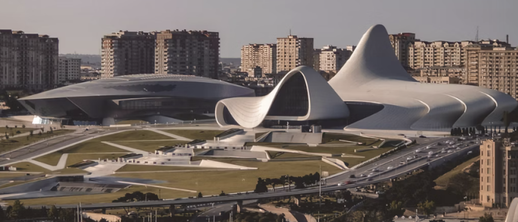 gid-po-obnovlennomu-baku-novye-brendy-metro-i-gorodskie-formaty