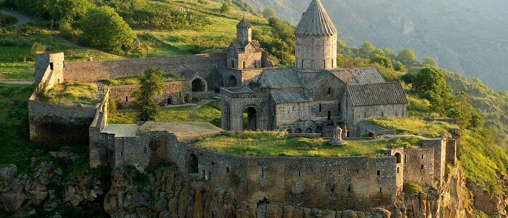 samye-izvestnye-dostoprimechatel-nosti-armenii-drevnie-pamyatniki-i-gornye-peyzazhi