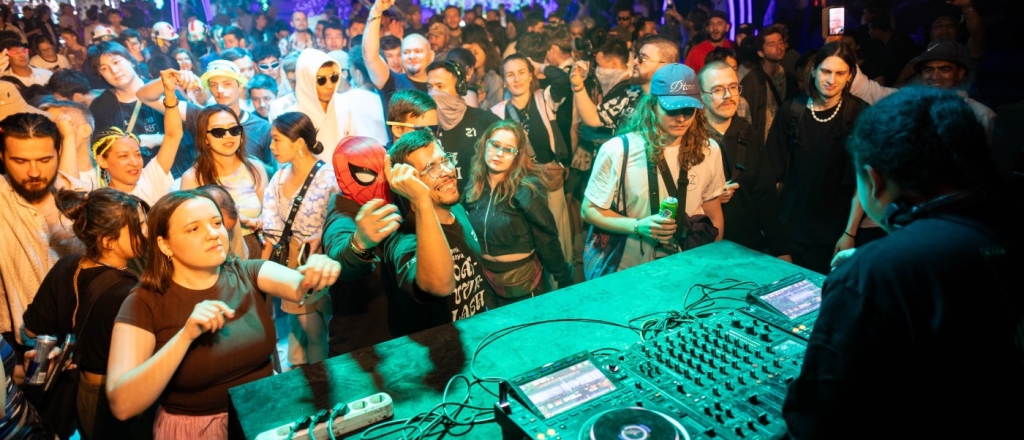 festival-stihiya-2025-zavershilsya-v-muynake-tysyachi-gostey-desyatki-artistov-i-yarkoe-buduschee
