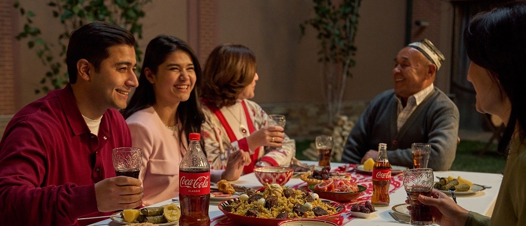 v-preddverii-ramazana-coca-cola-v-uzbekistane-zapustila-pervuyu-lokal-nuyu-kampaniyu-o-lyubvi-dobre-i-podderzhke