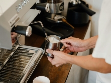 gde-vypit-kofe-v-karagande-ot-ulichnyh-to-go-do-stil-nyh-kofeen-s-zavtrakami