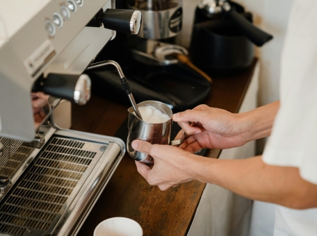 gde-vypit-kofe-v-karagande-ot-ulichnyh-to-go-do-stil-nyh-kofeen-s-zavtrakami