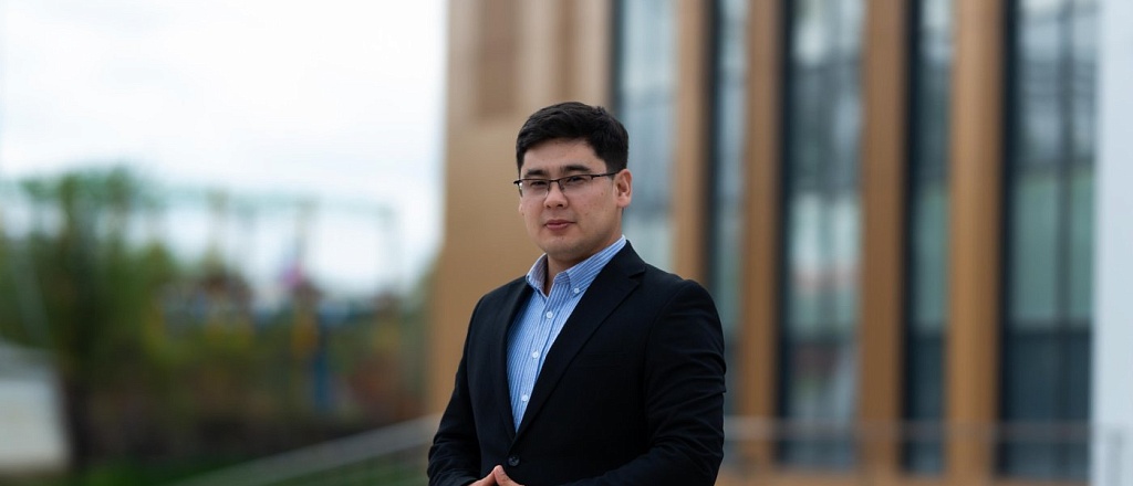 ernar-sarbasov-o-shkole-farabi-matematika-i-angliyskiy-po-urovnyu-a-ne-po-vozrastu