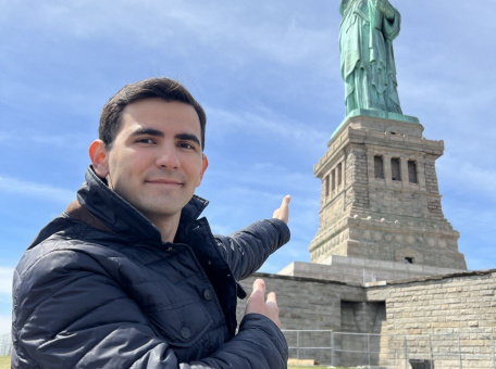 kak-paren-iz-central-noy-azii-pereehal-v-ssha-i-stroit-kar-eru-v-mezhdunarodnom-valyutnom-fonde