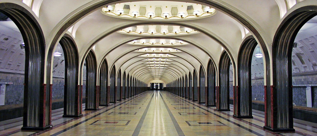v-moskovskom-metro-ustanovili-golograficheskie-ekrany